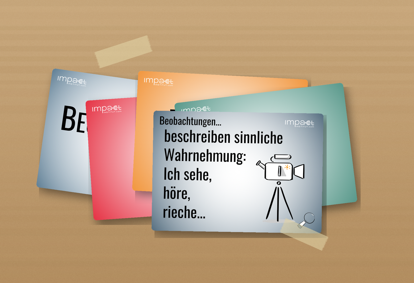 Nahaufnahme mehrerer überlappender Wandanker-Karten auf Kraftpapier, mit Kreppband befestigt