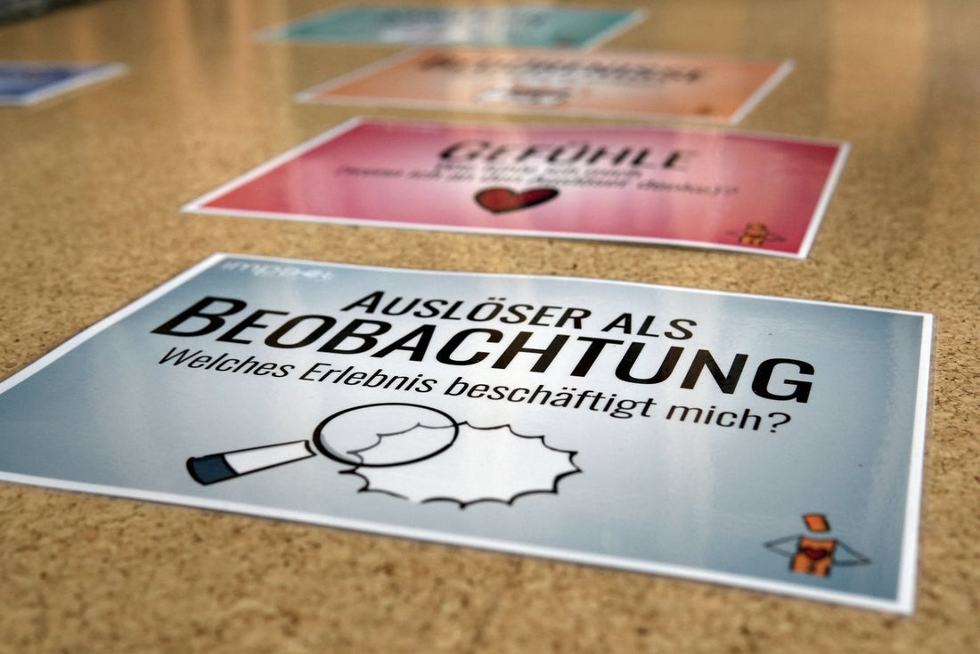 Bodenanker-Karte Auslöser als Beobachtung auf dem Boden, dahinter die Karte Gefühle