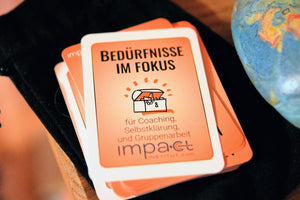 Kartenset Bedürfnisse im Fokus für Coaching, Selbstklärung und Gruppenarbeit vor Samtbeutel