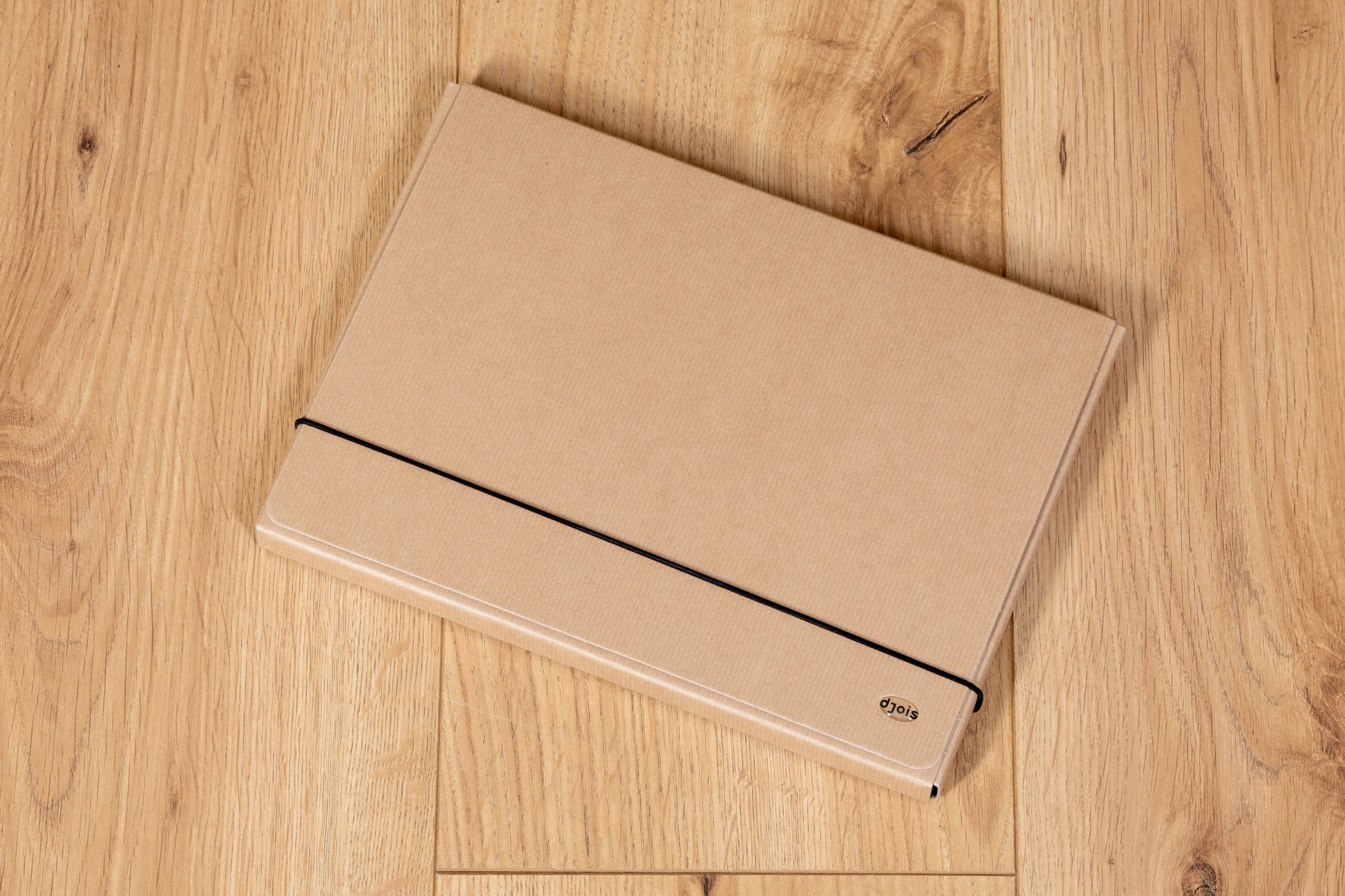 Geschlossene Aufbewahrungsbox des Bodenanker-Sets aus Kraftpapier mit Gummiband