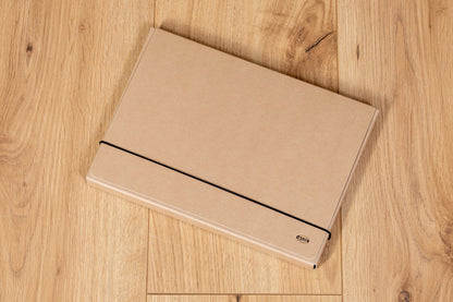 Geschlossene Aufbewahrungsbox des Bodenanker-Sets aus Kraftpapier mit Gummiband
